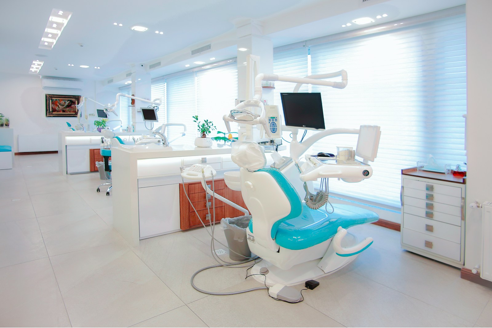 Clínica dental moderna con luz natural