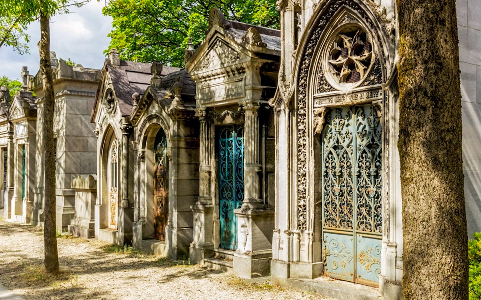 Cementerio Père Lachaise de París, recorrido de audio por las tumbas de celebridades con lápidas históricas.