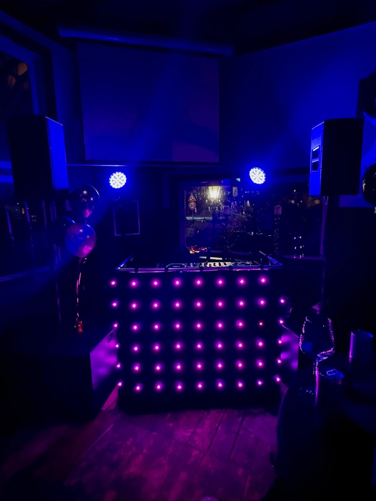 Bedrijfsevenement in moderne setting met decoratieve verlichting, volledig verzorgd door Kibo Events.