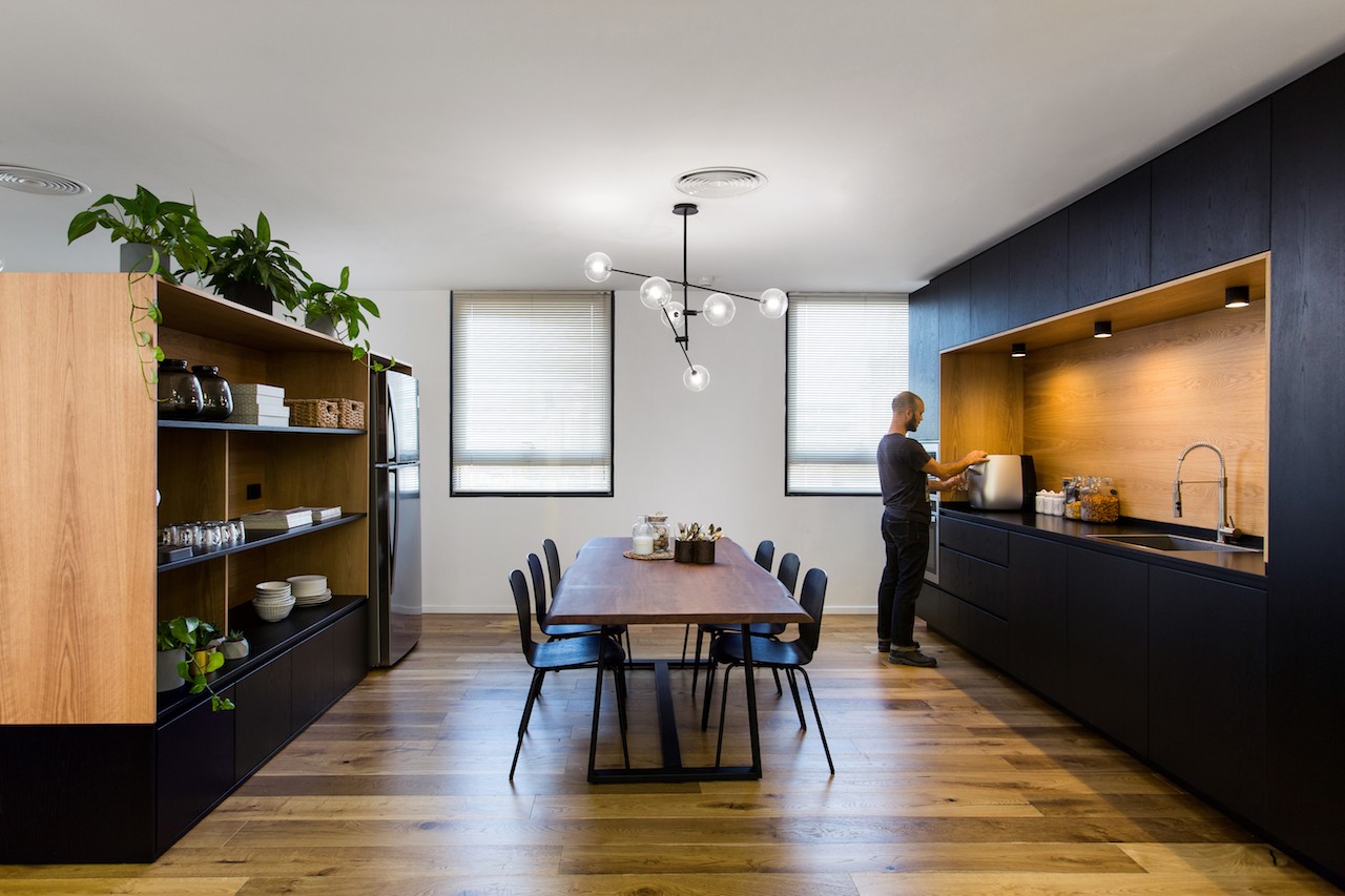 עיצוב לובי משרד מודרני עם חיפוי אבן טבעית וריהוט בהתאמה אישית – תכנון מוקפד של דה סטודיו