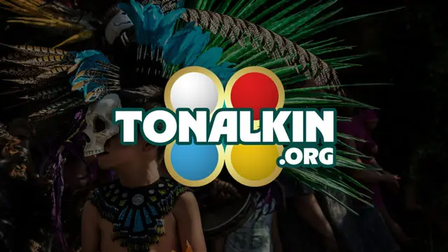 Fotografía de un niño con indumentaria tradicional de danzante mexica, portando un copilli o tocado de plumas y una máscara ceremonial.