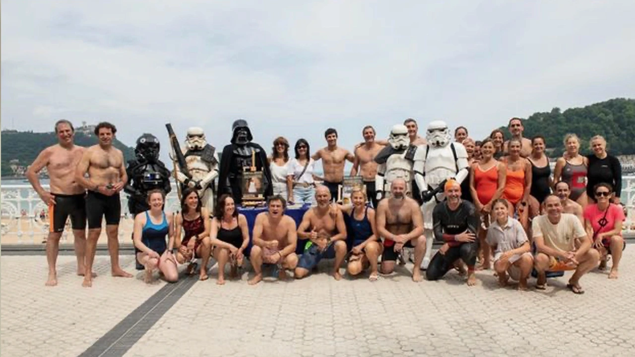 Grupo de nadadores solidarios en Donosti