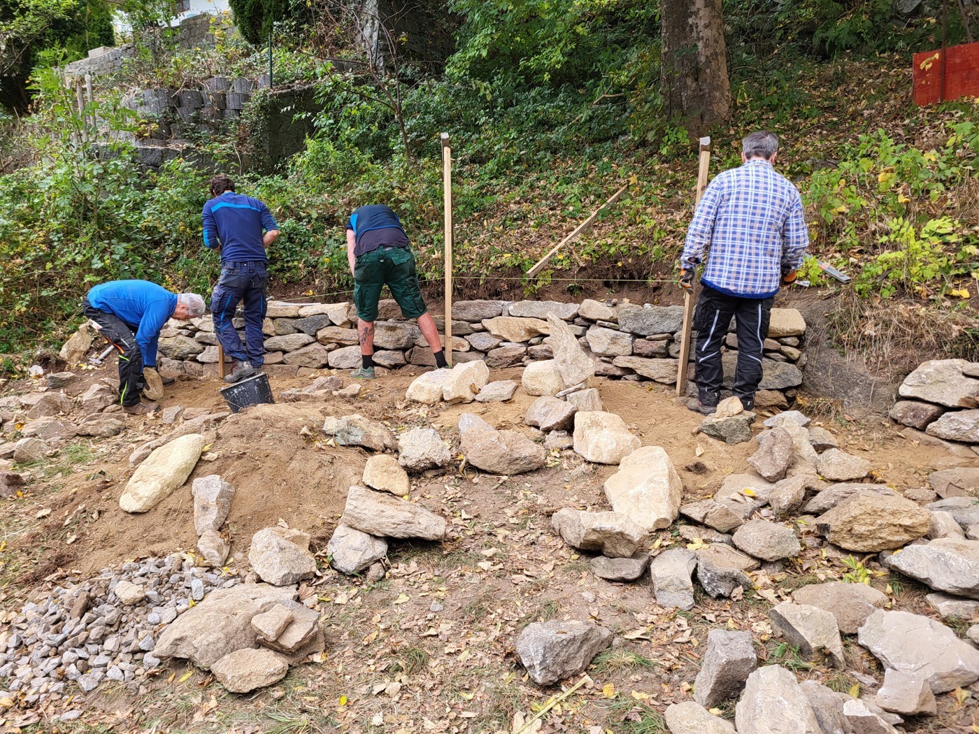 Kursteilnehmer beim Bau einer Trockenmauer