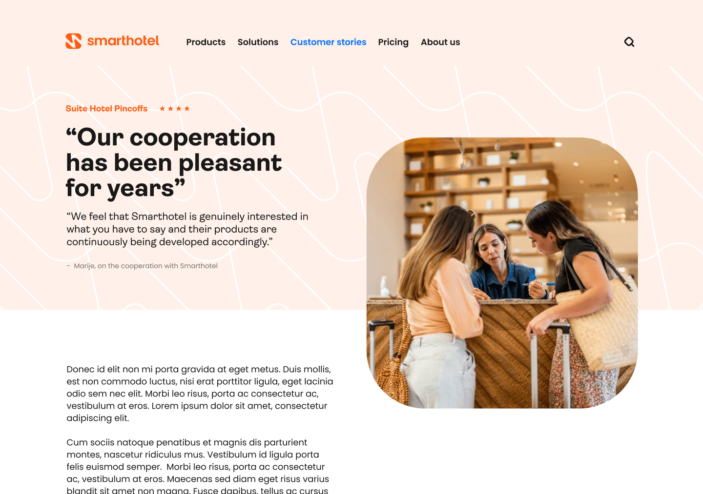 Websiteontwerp met hospitality branding en afbeelding van gasten aan een balie.