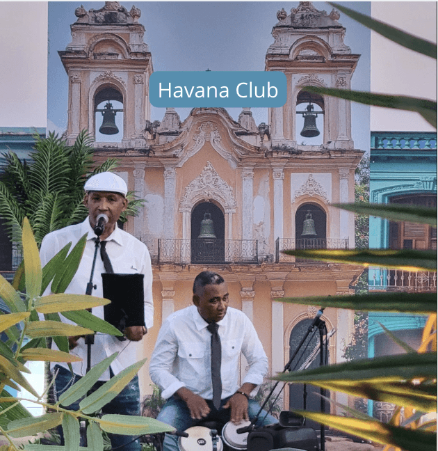 Décor animation et scénographie immersive thème Cuba Caraïbes pour soirée d’entreprise à Bordeaux