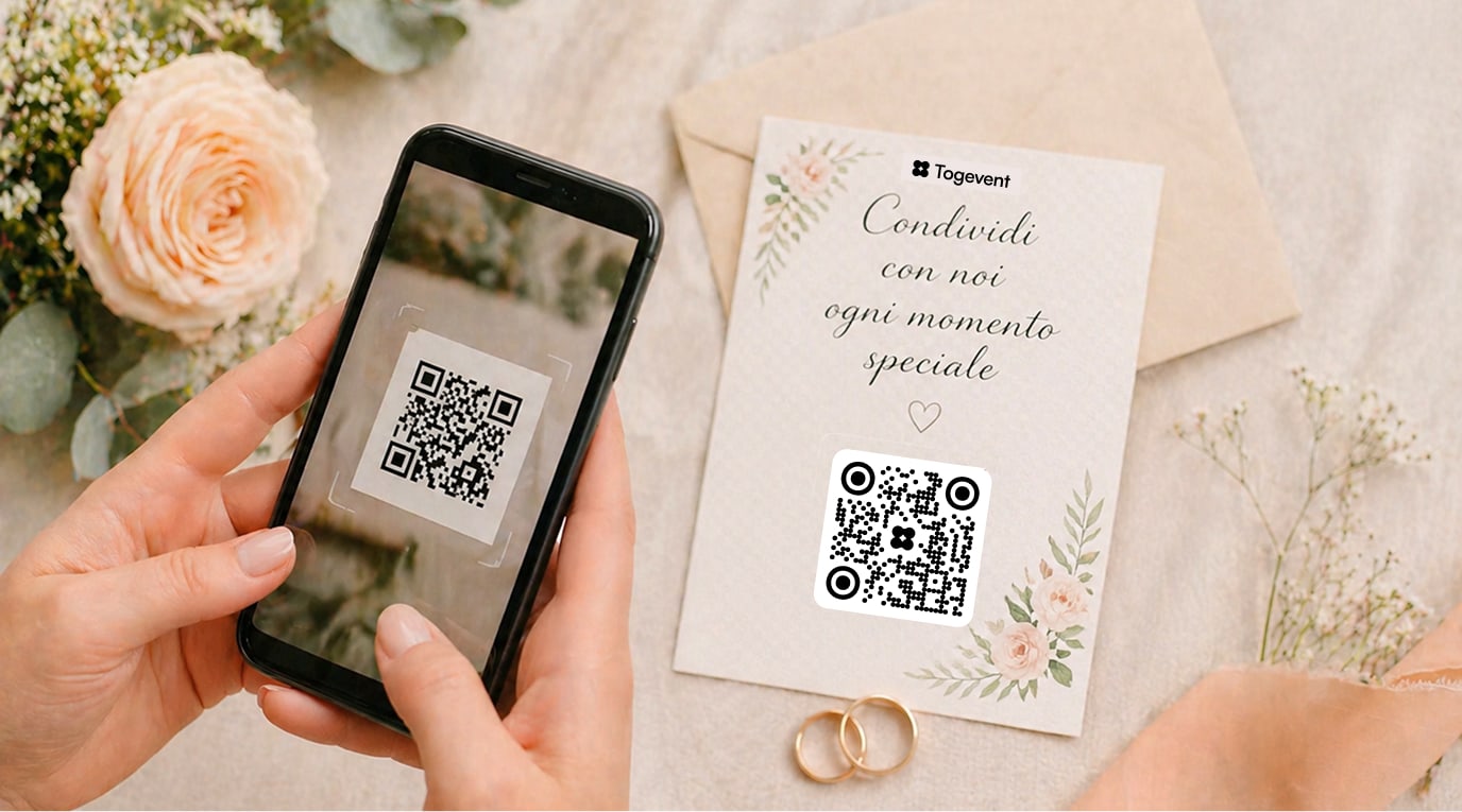 Persona scansiona un QR code con lo smartphone su un invito di matrimonio, utilizzando l’app di togevent per accedere rapidamente ai contenuti dell’evento.