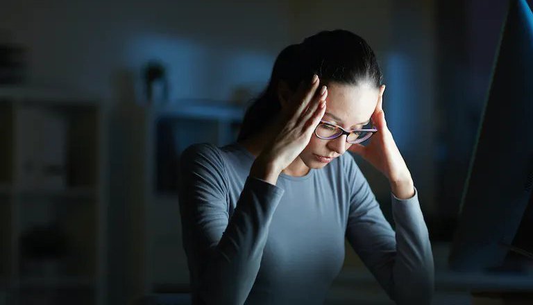 Figura feminina pensativa com as mãos na cabeça