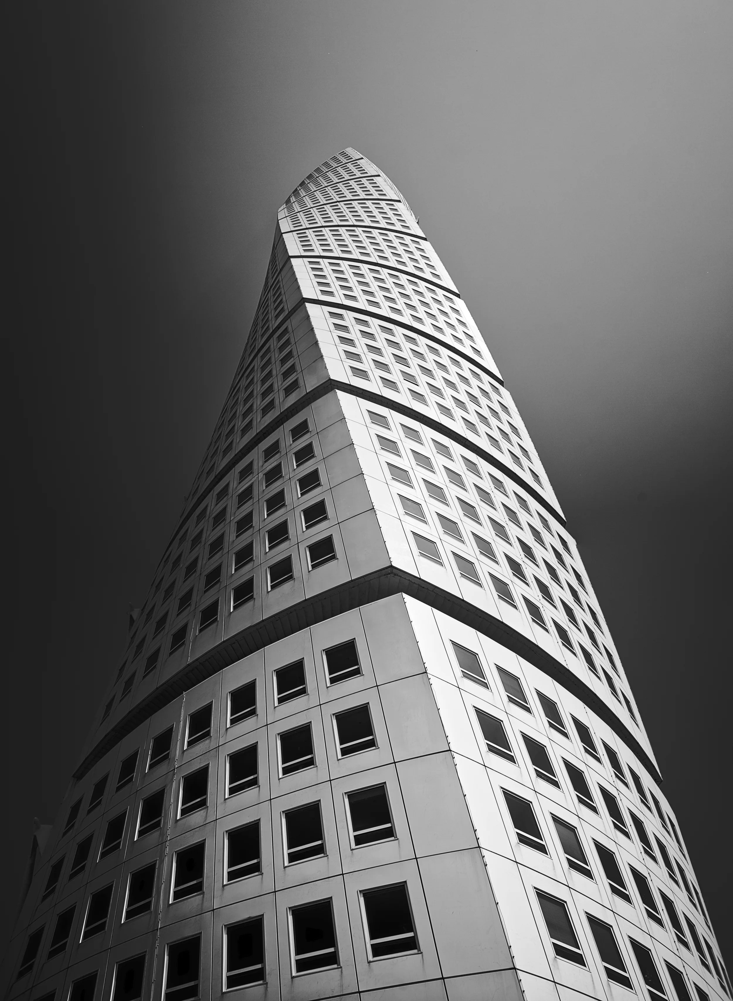 Photographie d'architecture esthétisant les lignes de construction pour une composition photographique très graphique, visuellement harmonieuse et impactante, turning torso, malmö