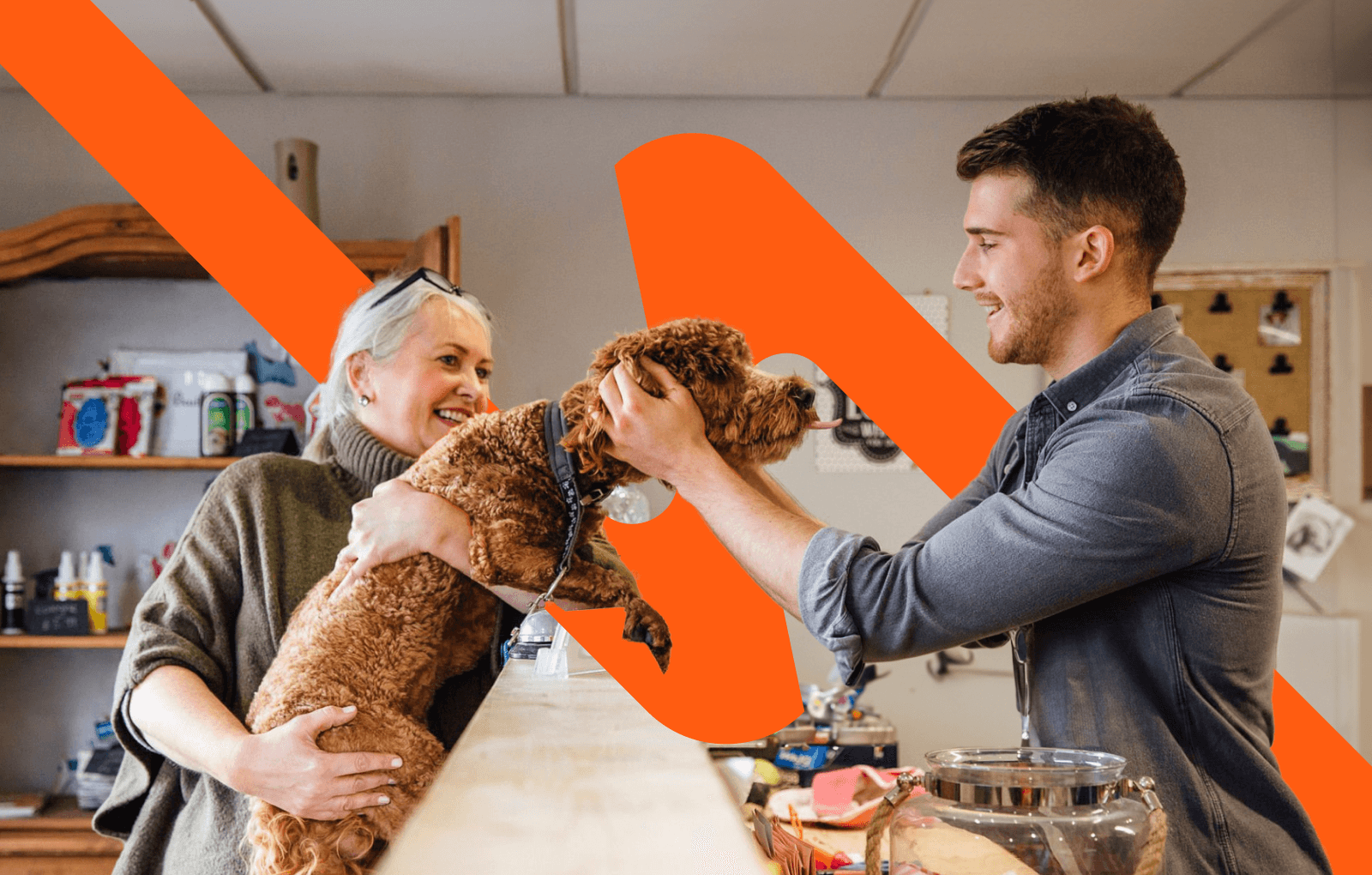 Twee collega’s lachen tijdens een gesprek in een creatieve werkomgeving.