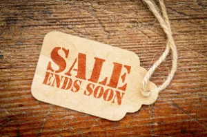 Price tag reading 'Sale ends soon' on a wooden surface, illustrating the scarcity principle
