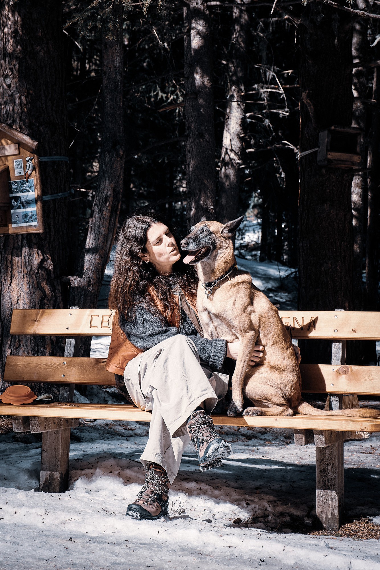 La dottoressa Calini con il suo cane in montagna
