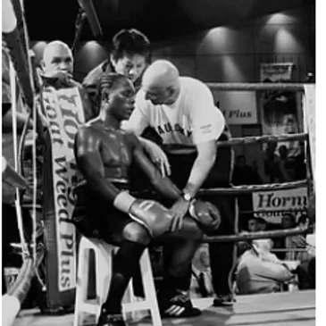 Longy Nguyen working in a ringside boxing treatment corner