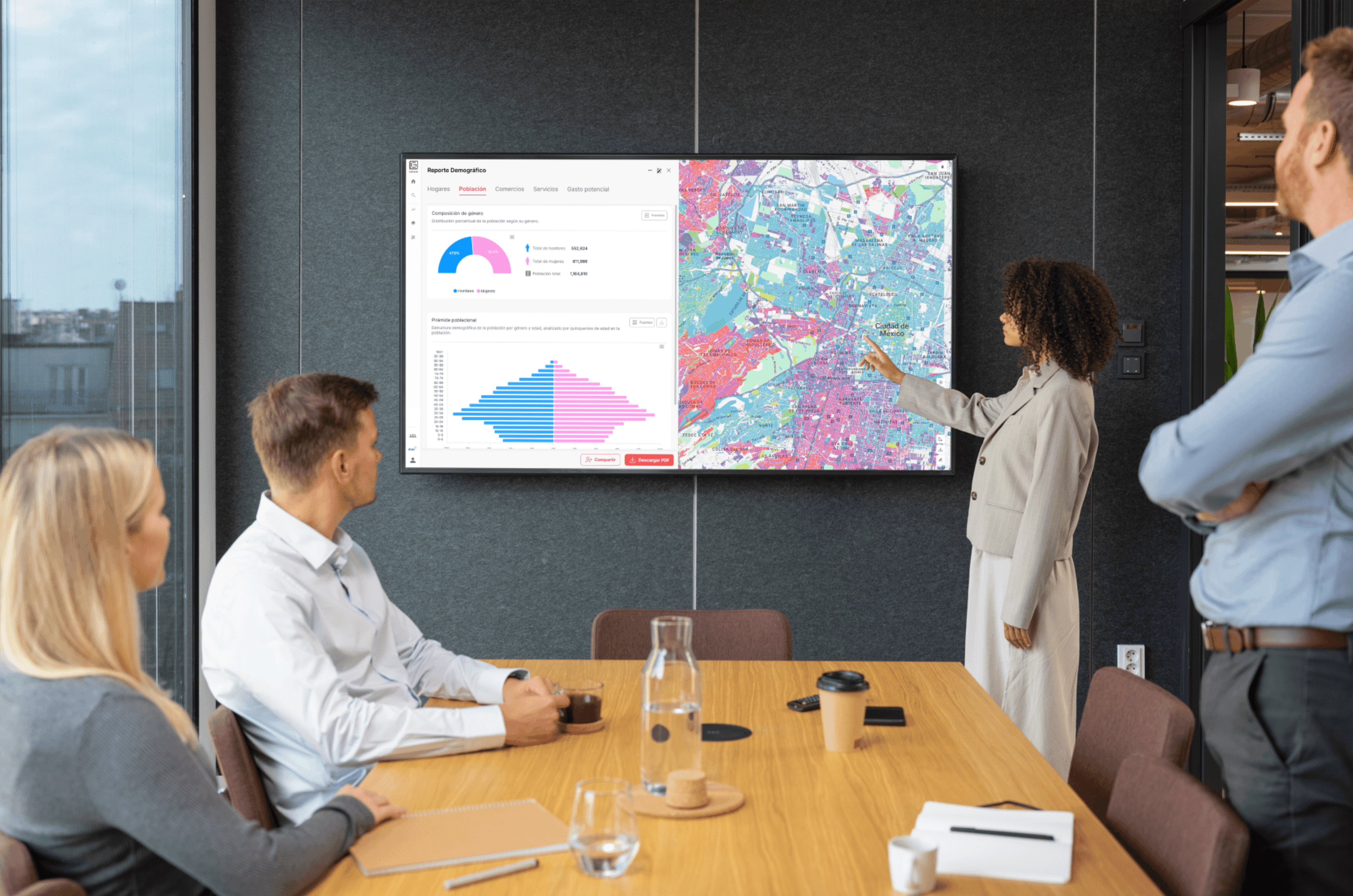 Profesional presenta en pantalla un reporte demográfico y mapa geográfico interactivo para análisis de geointeligencia.