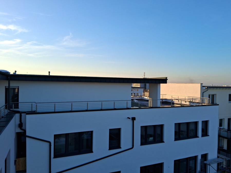 Geländer einer Dachterasse.