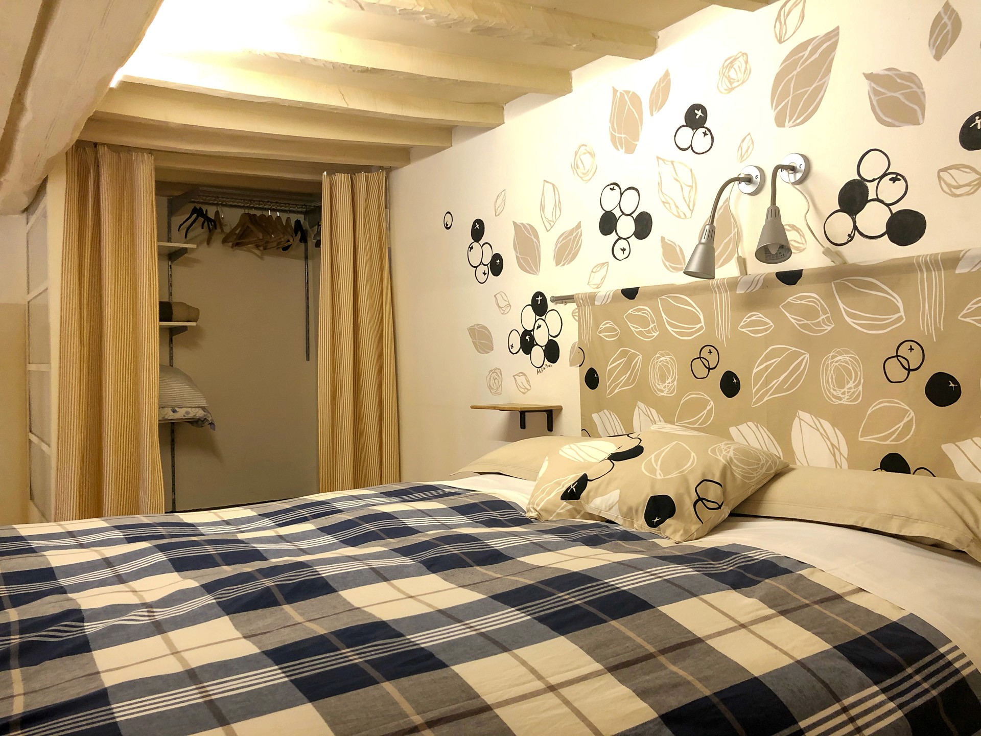 Immagine della camera al piano di sopra, con vista armadio