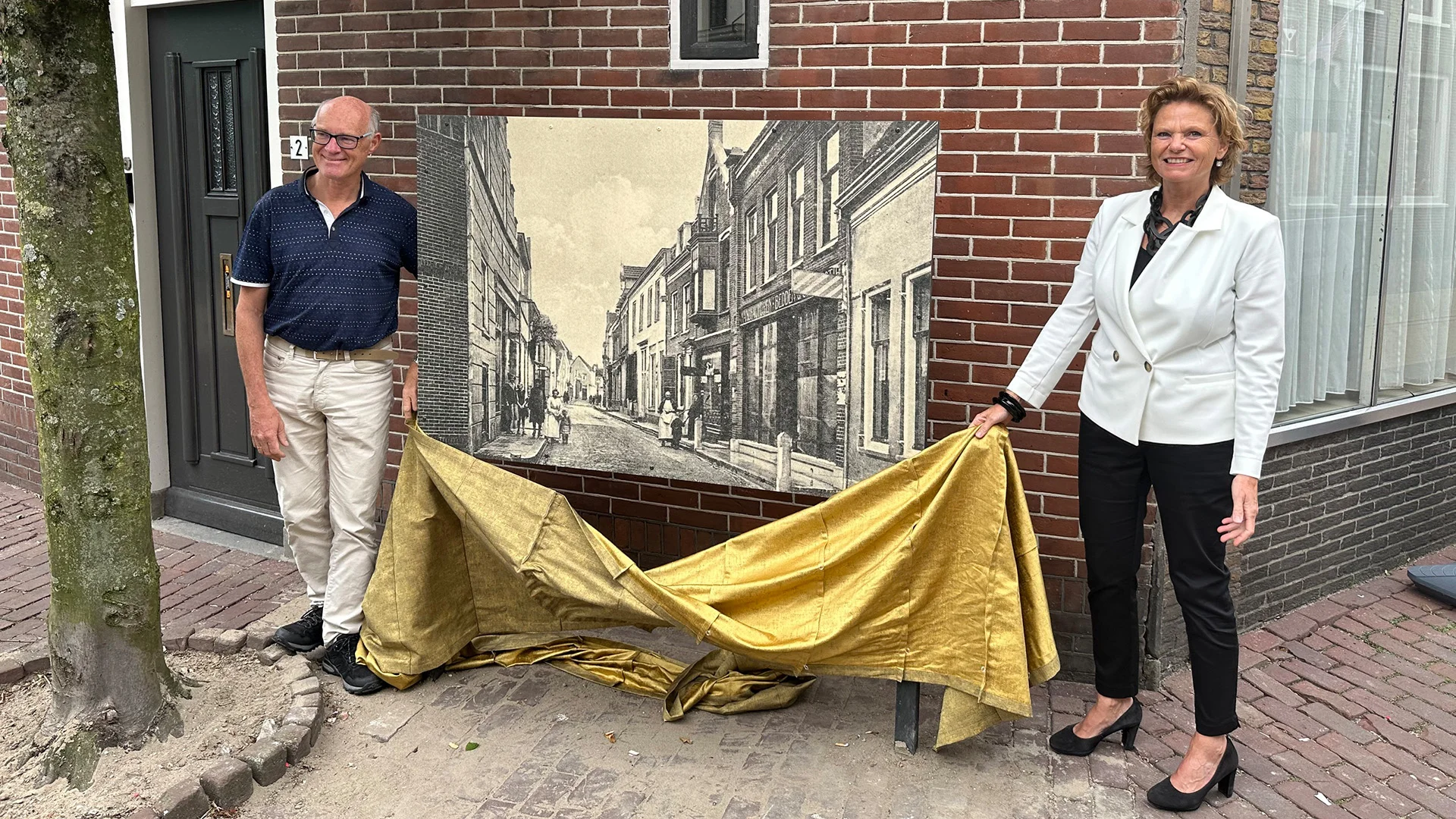 Burgemeester Petra van Hartskamp-De Jong en Peter Versloot onthullen historische borden in Montfoort - Stichting Oud Montfoort