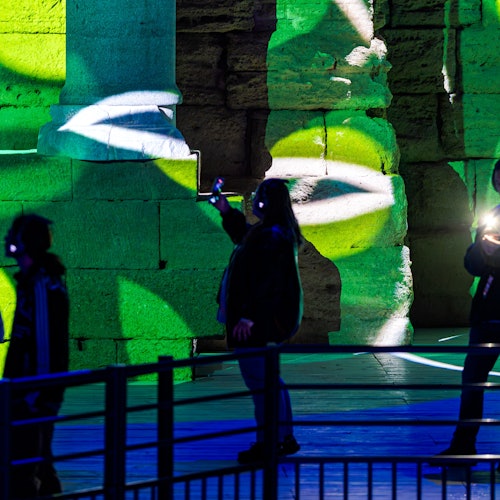 Khán giả Odyssée Sonore đang dạo bước trên sân khấu Nhà hát