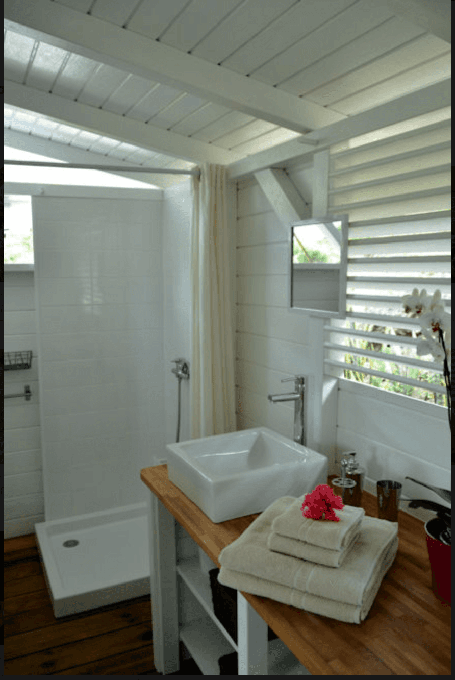 Salle de bain privative du Lodge Rosewood à Vieux-habitants en Guadeloupe