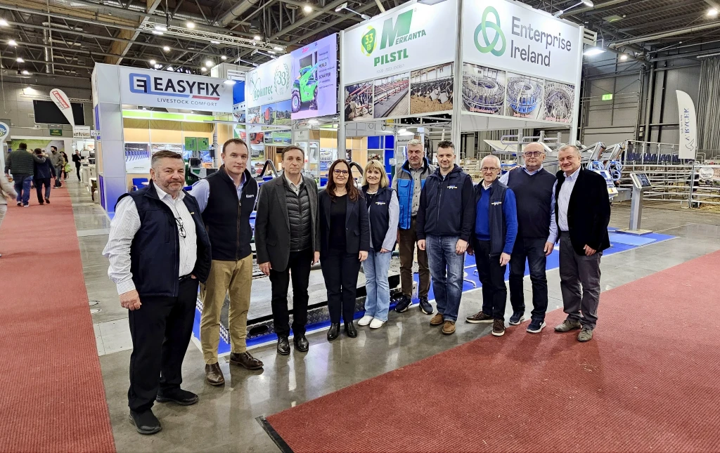 Skupinová fotografia tímu Merkanta prezentujúceho poľnohospodárske technológie a služby na výstavisku.
