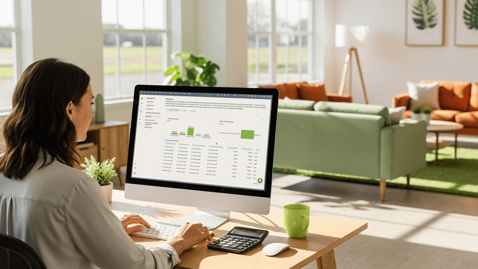 Profissional analisando dados financeiros no computador em um ambiente iluminado, com relatório da plataforma Tivita aberto na tela; imagem representa a organização e o controle que clínicas conquistam ao acompanhar indicadores de recebimento e faturamento.