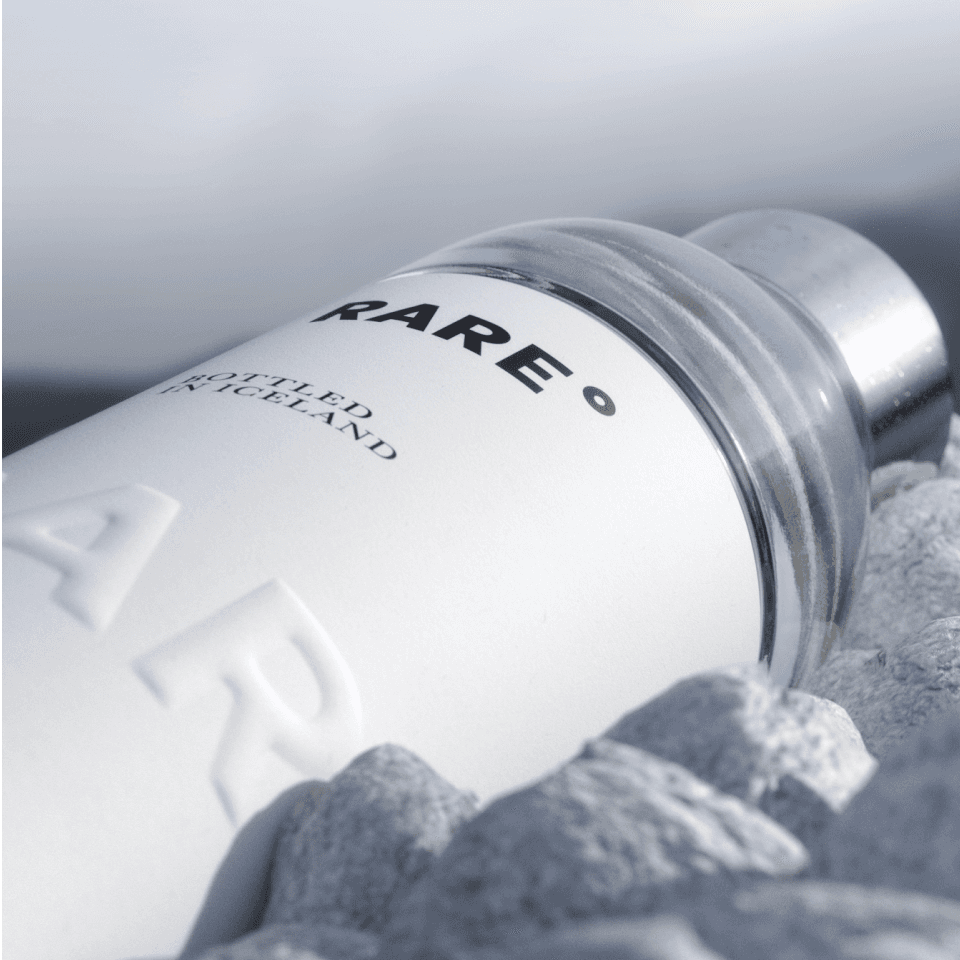 are Water Detail – Glasflasche auf Kies