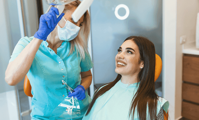 Far og sønn pusser tennene sammen som del av god tannhelse og forebygging av tannkjøttsykdom.