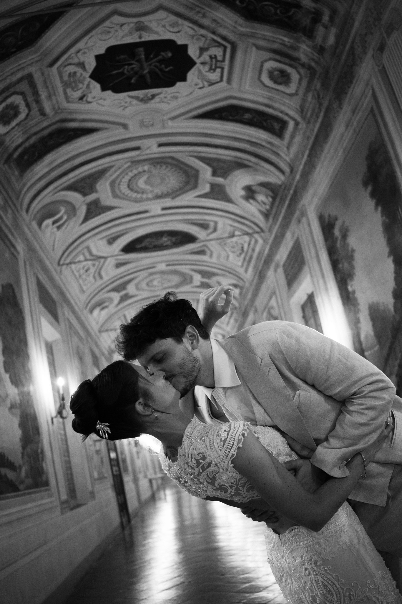 Sposi si baciano sotto le volte affrescate della Rocca di Soragna, reportage di matrimonio in bianco e nero
