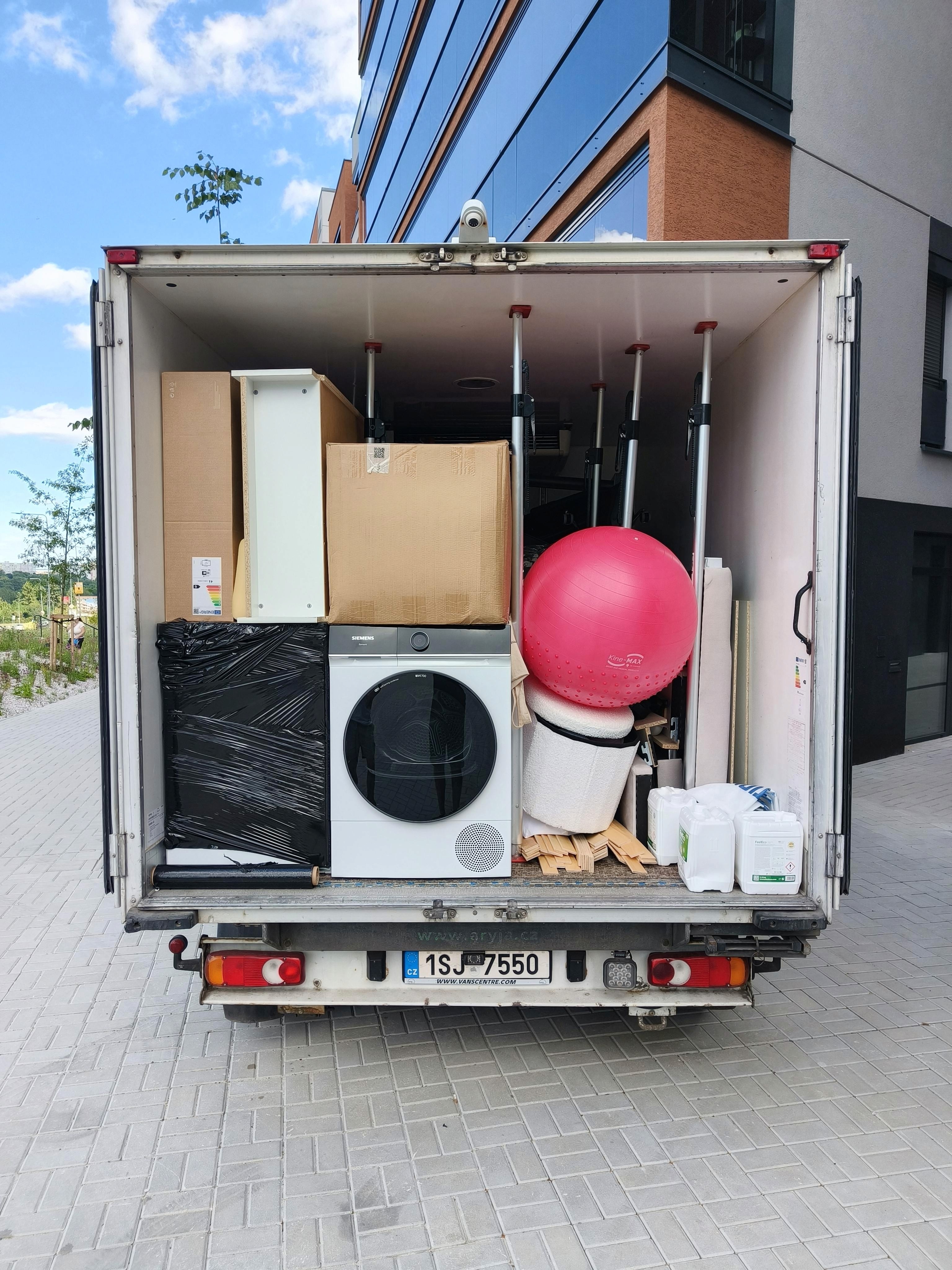 Бережная упаковка и фиксация бытовой техники и мебели в грузовике.