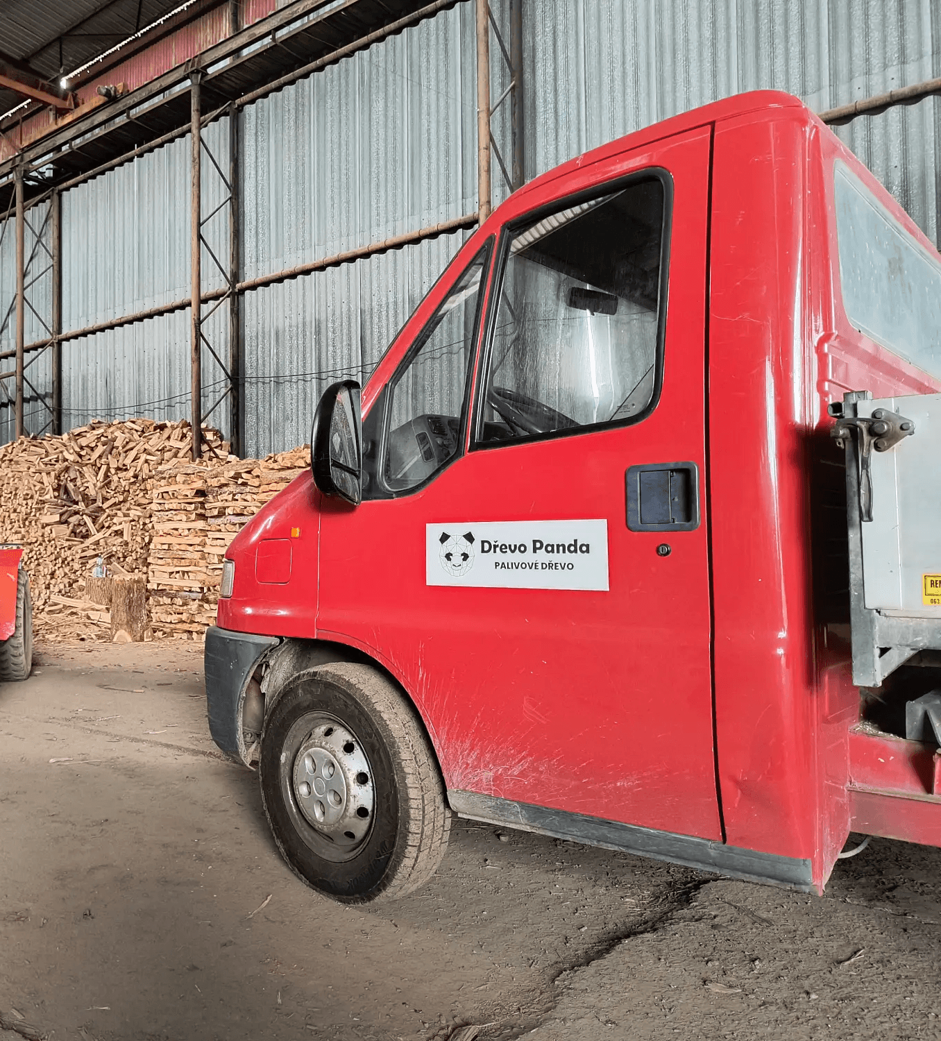 Fotografie ze skladu palivového dřeva