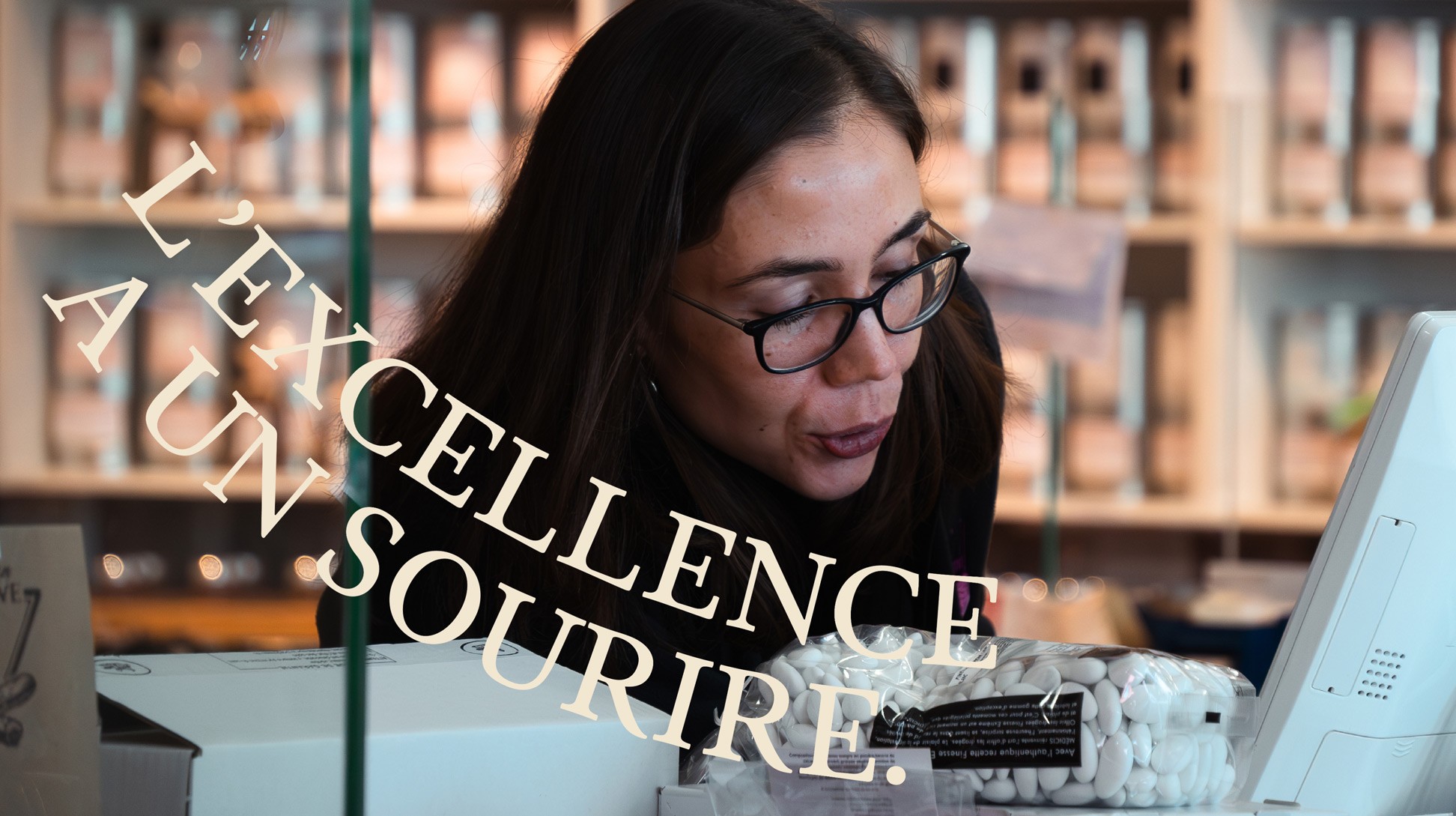 L'excellence à un sourire. + photo collaboratrice en train de servir.