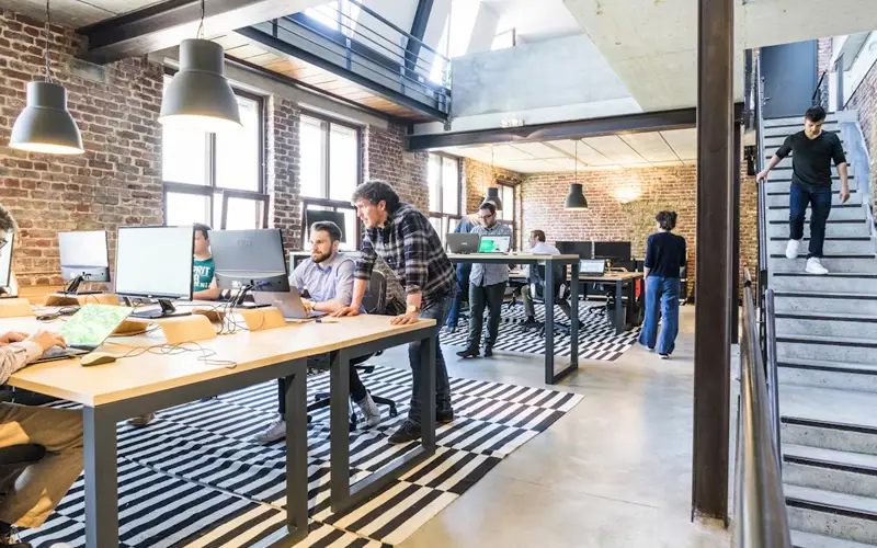 Equipo de profesionales trabajando en una oficina moderna – categoría Empleabilidad