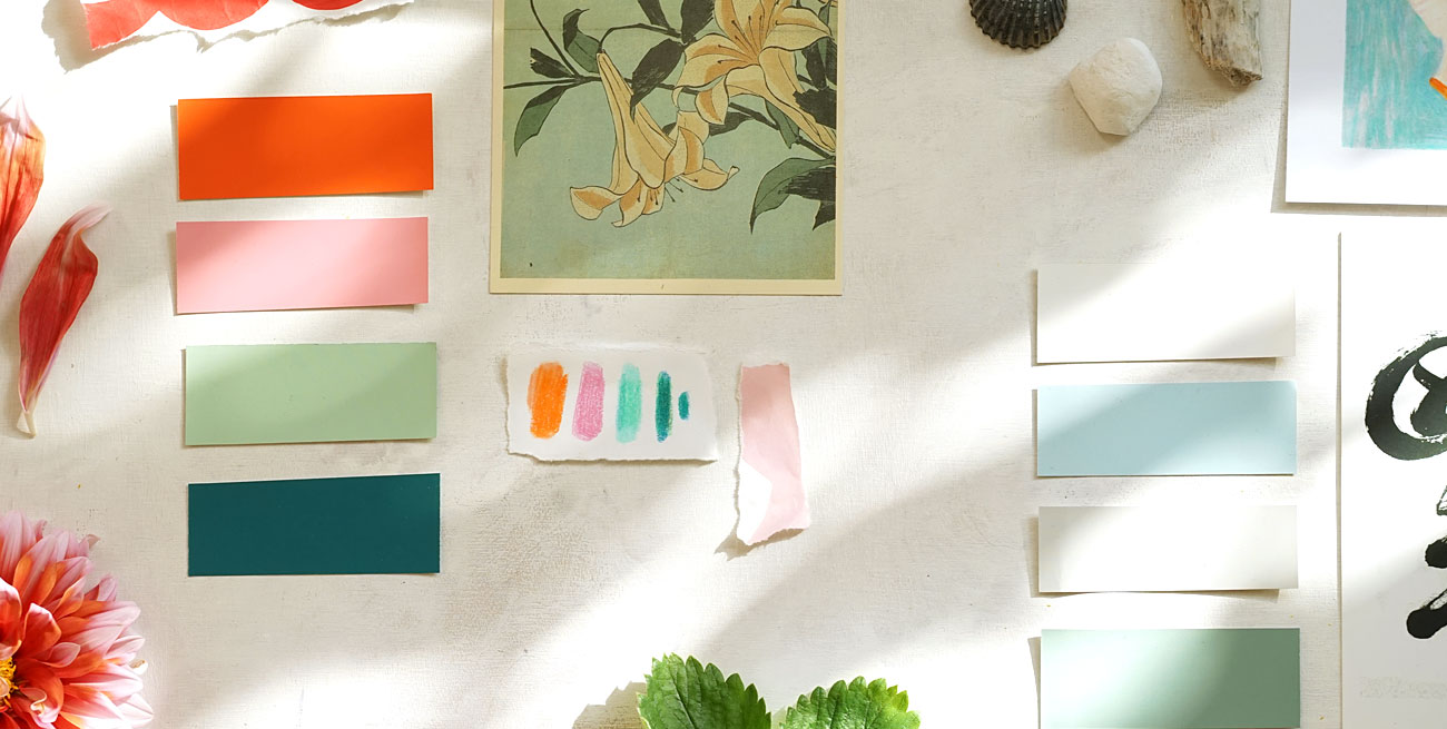 Foto eines Flatlays von Zeichenmaterial und botanischen Zeichnungen auf einem Tisch