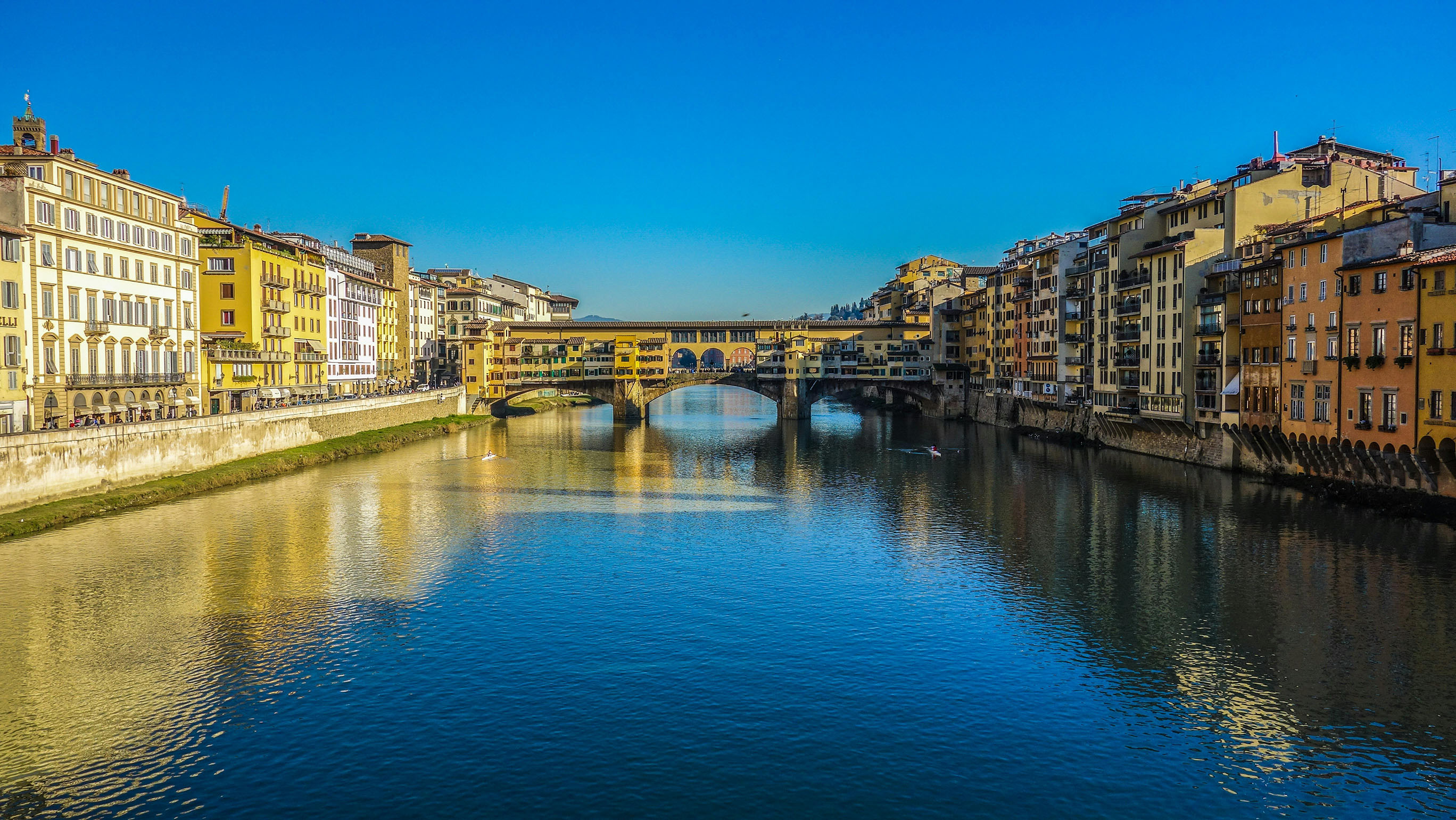 immagine del ponte vecchio di firenze, vista dal fiume arno