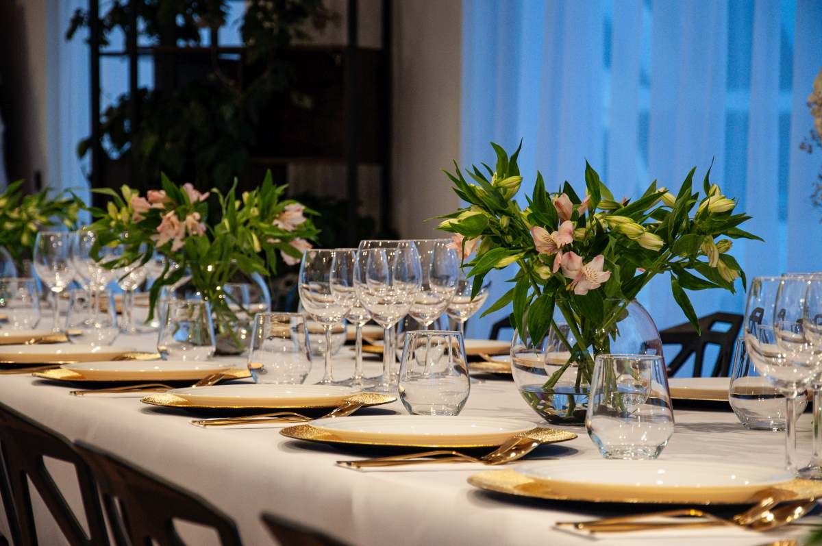 Elegancko nakryty stół z kwiatami i szkłem w restauracji