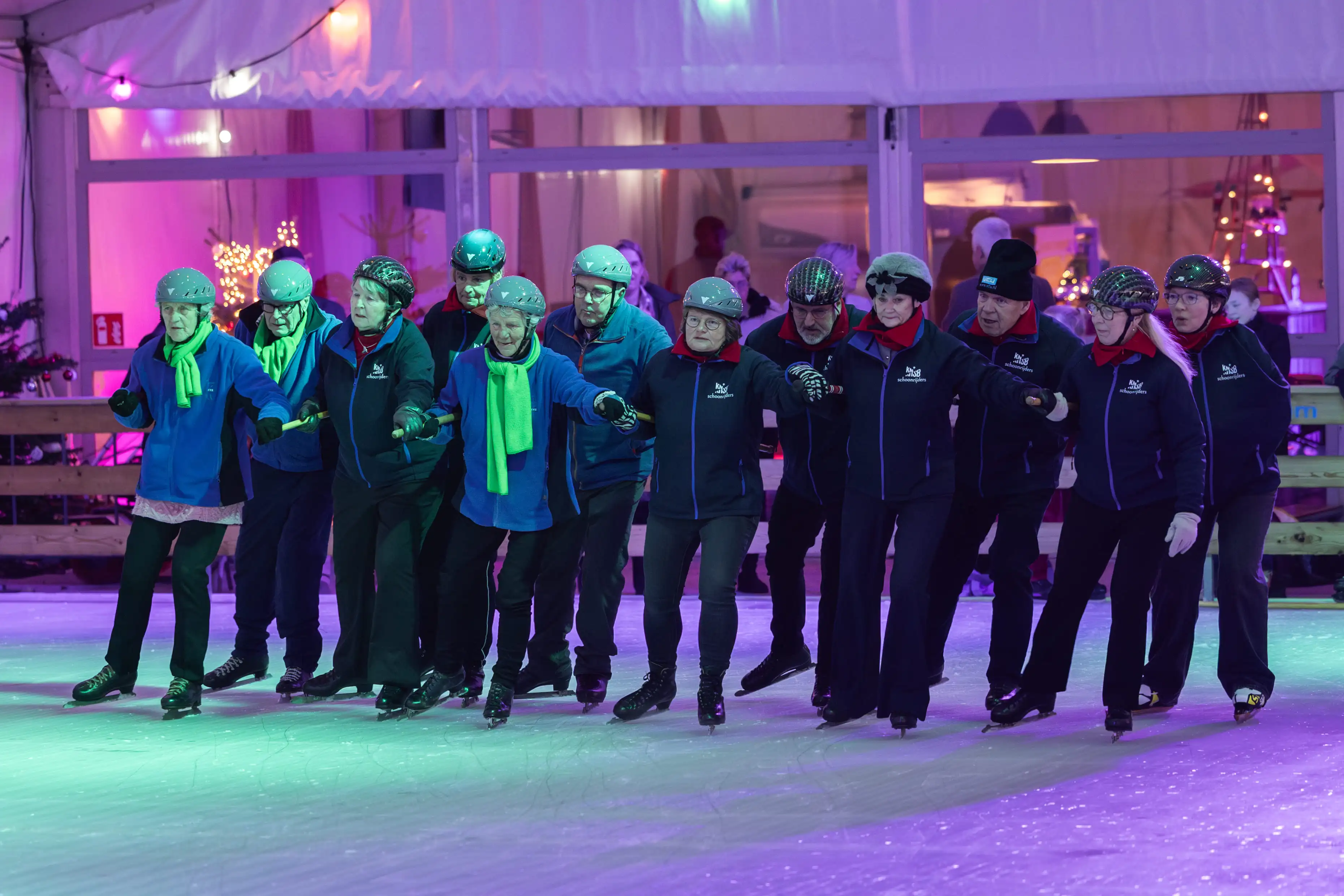 Groep schaatsers in een rij op de ijsbaan van Renswouw on Ice