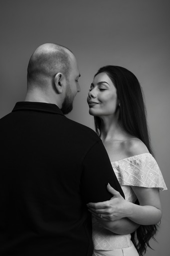 Ședință foto cuplu portret romantic realizată în studio foto București
