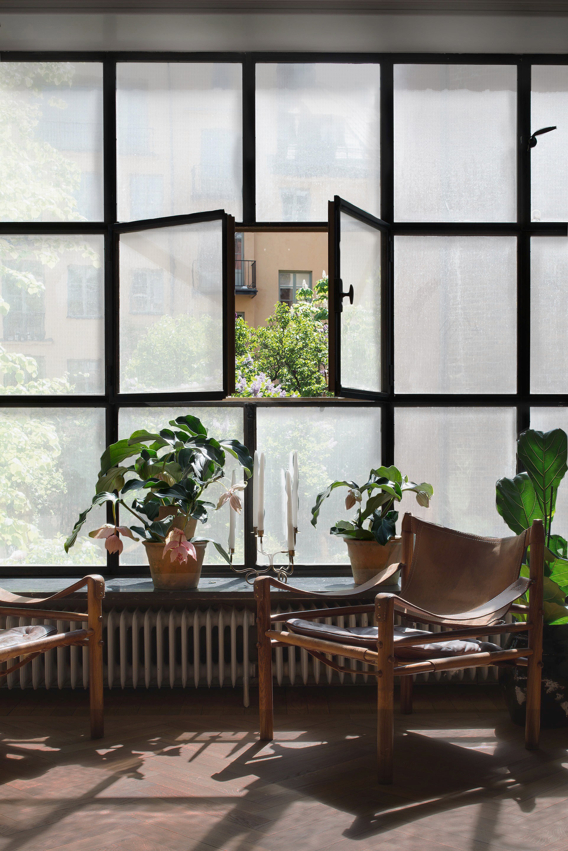 bruine stoelen zwarte kozijnen