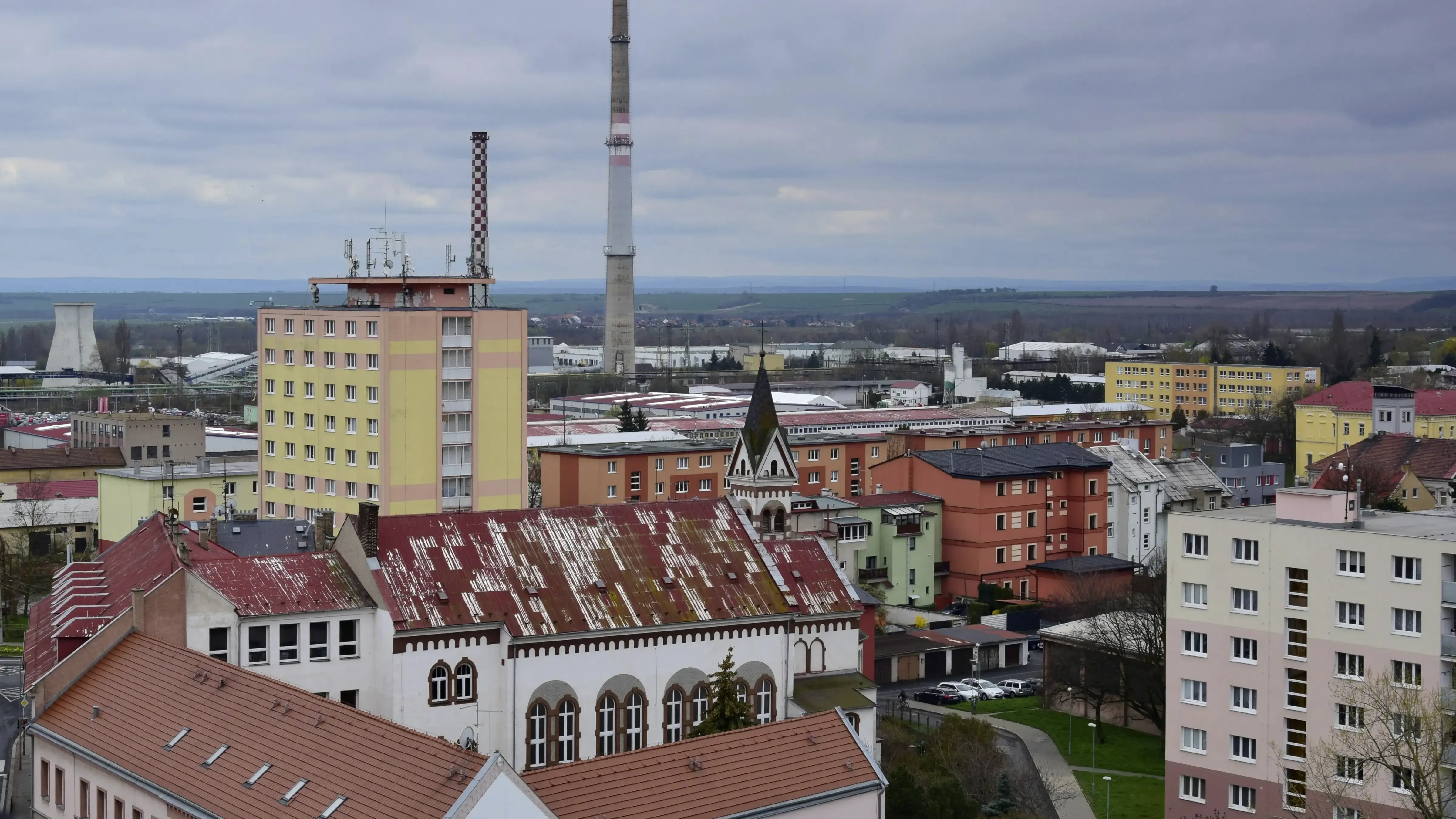 Panorama Chomutova. Místo, kde se potkává historie s průmyslovou současností kraje.