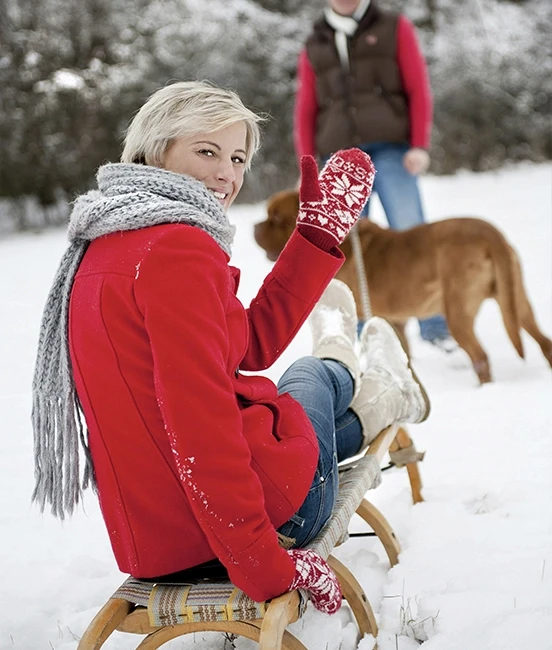 Couple s'amuse sur une luge