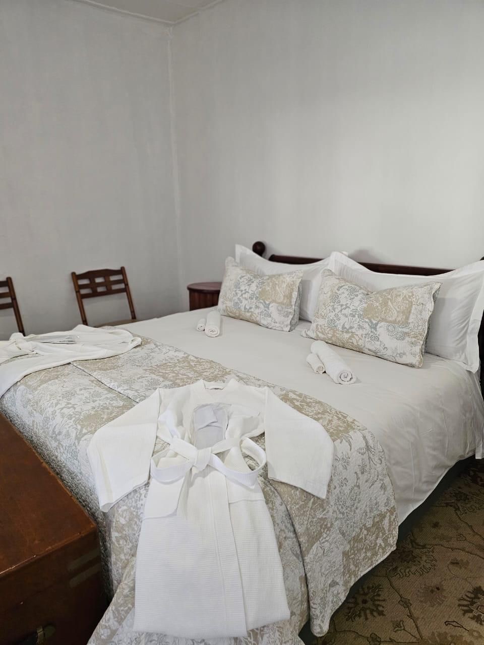 Kilimanjaro Elephant Ride, Arusha, Tanzania. En kvinna sitter och läser utanför ett tält uppsatt i vildmarken.