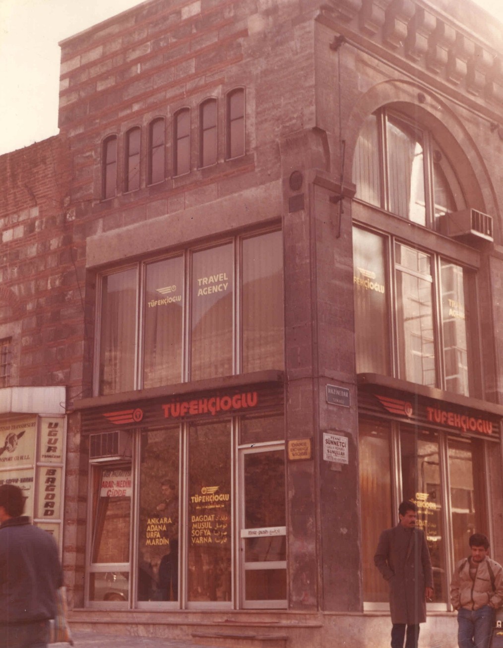 Siyah beyaz tüfekçioğlu şirketine ait eski bir otobüs fotoğrafı.