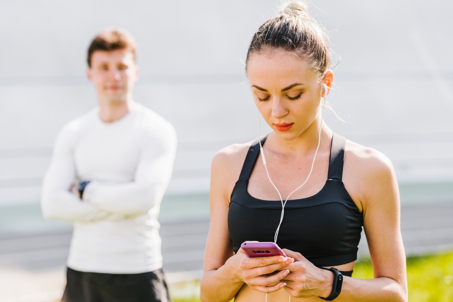 Kobieta sprawdzająca plan treningowy w aplikacji dla początkujących triathlonistów