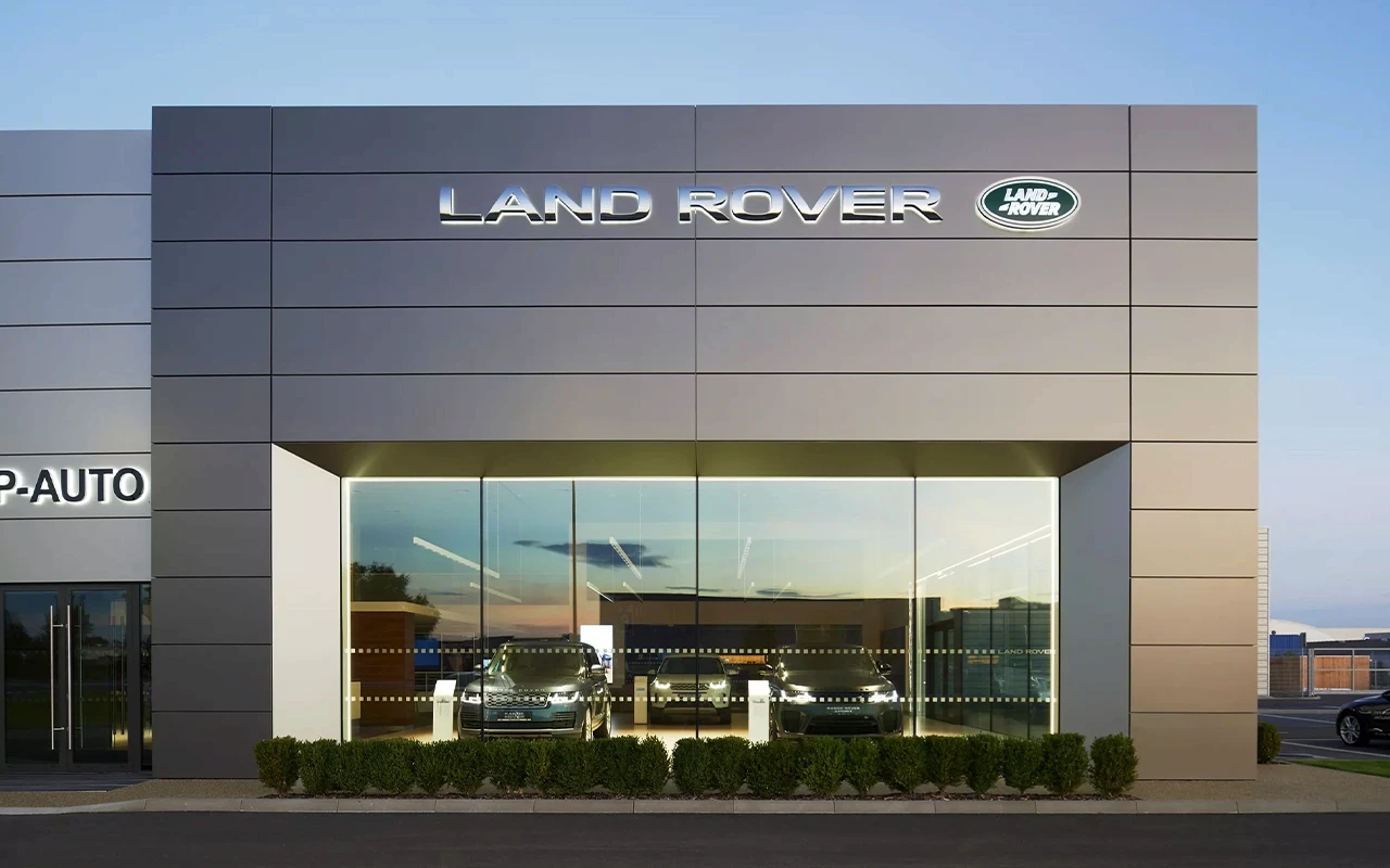 Bezrámové zasklení autosalon Jaguar