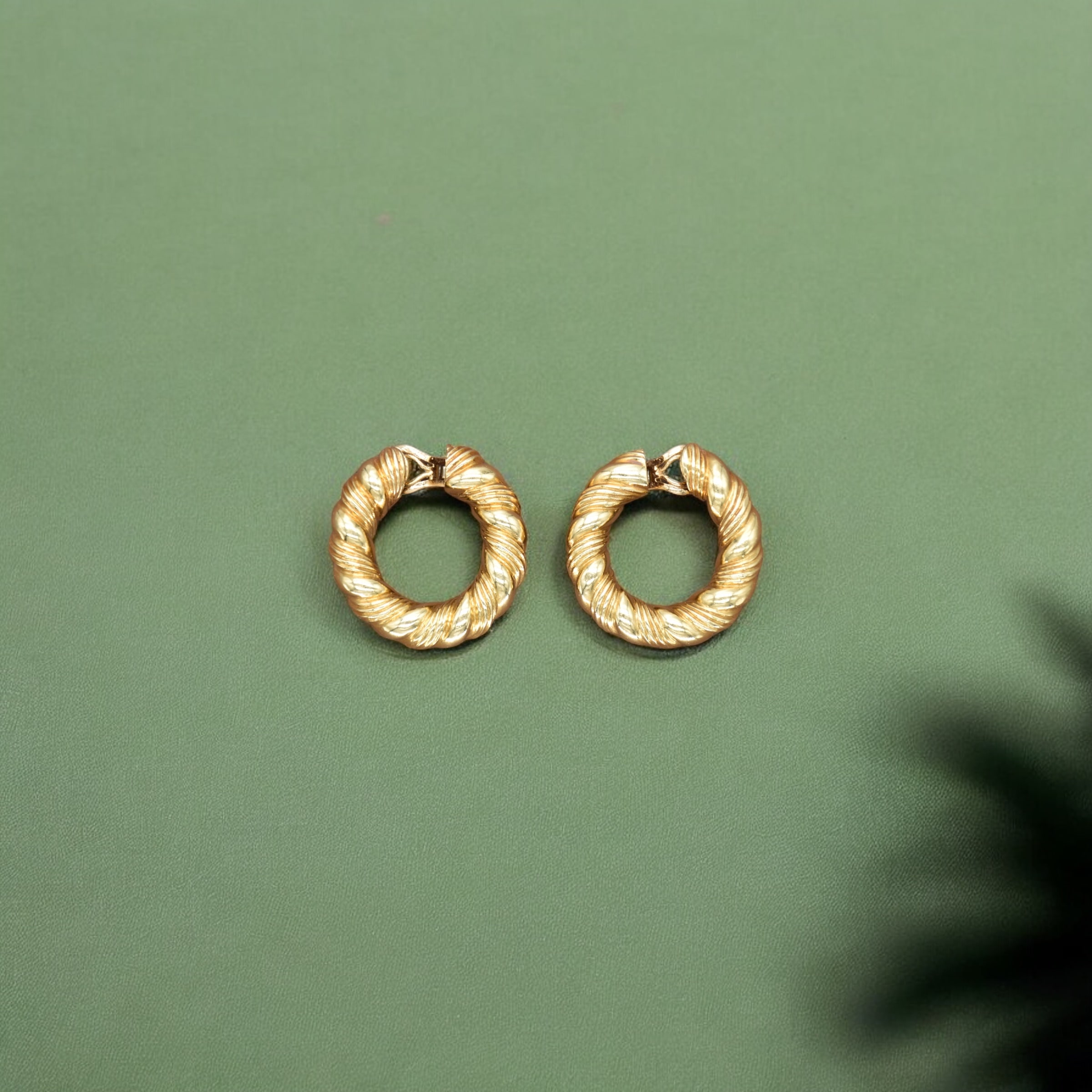 Vintage Van Cleef & Arpels gold earrings hoop