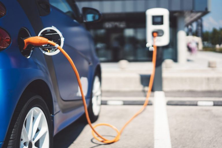 véhicule électrique en charge sur sa borne