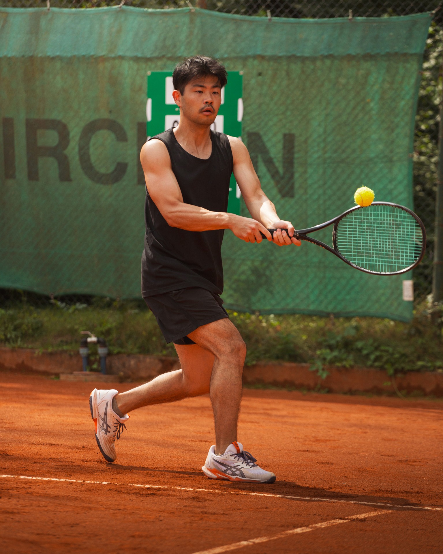 Tennismeisterei Tennistraining fokussierter Tennisspieler beim Schlag