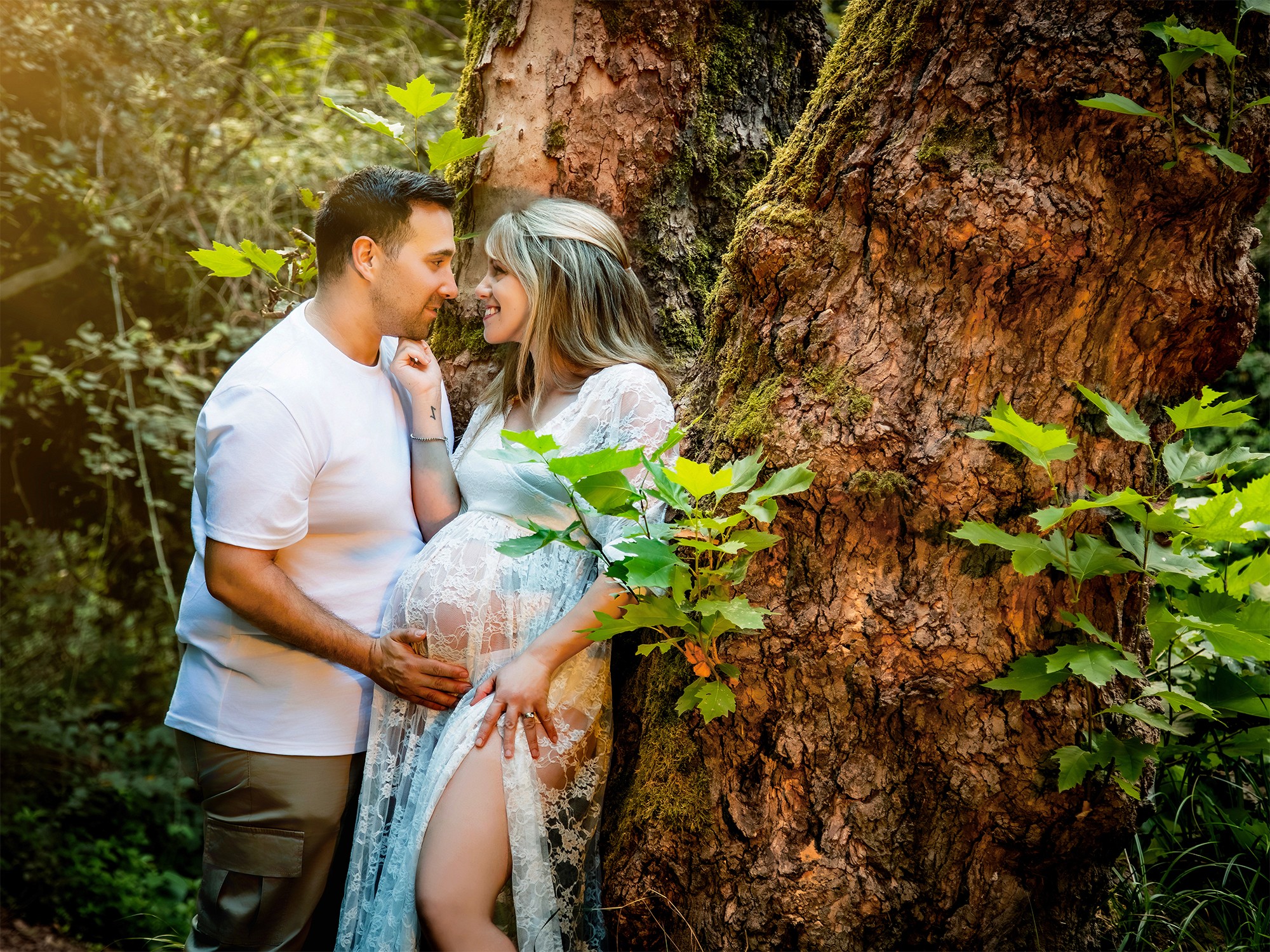 Premamá y su pareja abrazados mientras se miran
