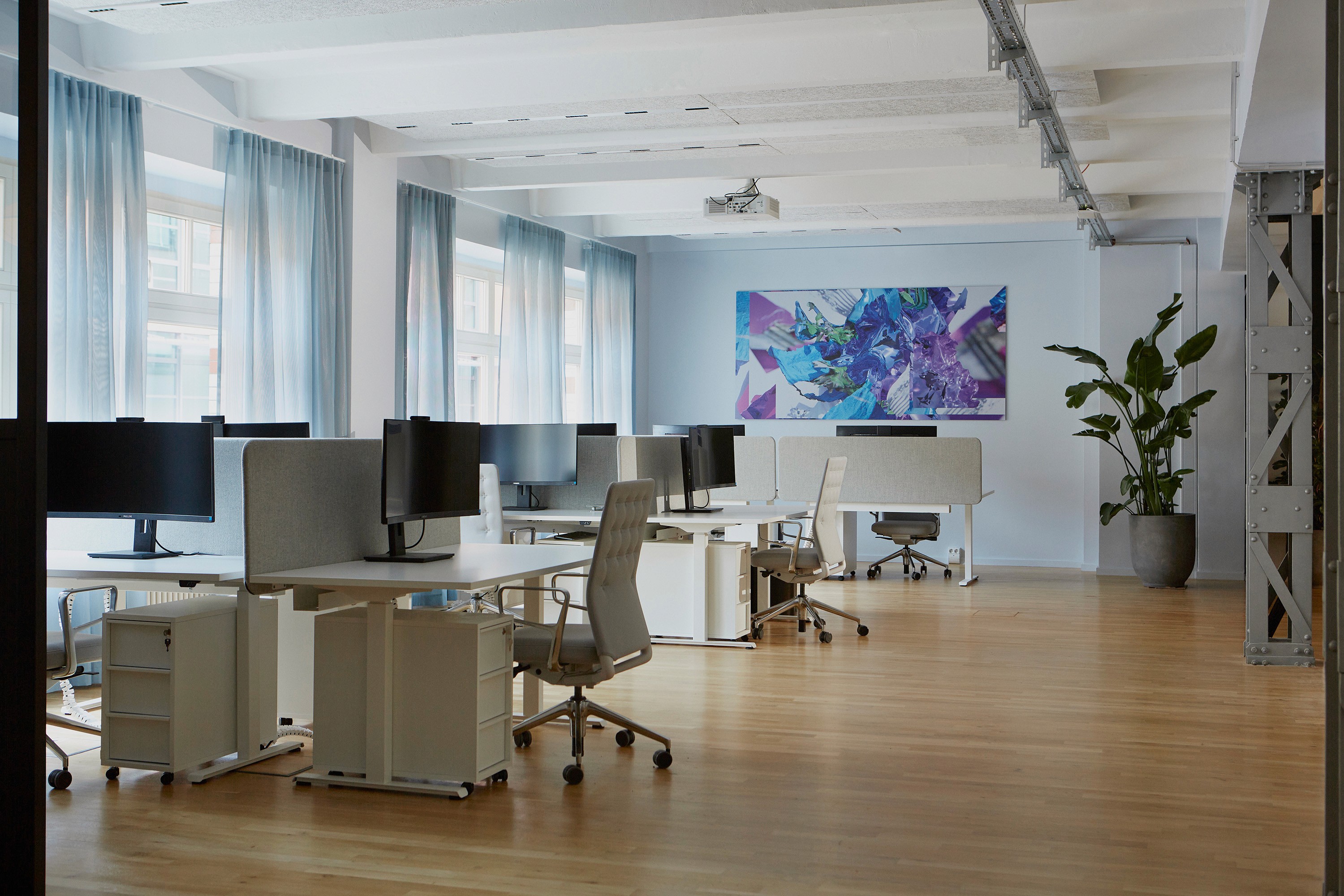 Innenarchitektur-Leistung für modernes Großraumbüro in Berlin mit flexiblen Arbeitsplätzen