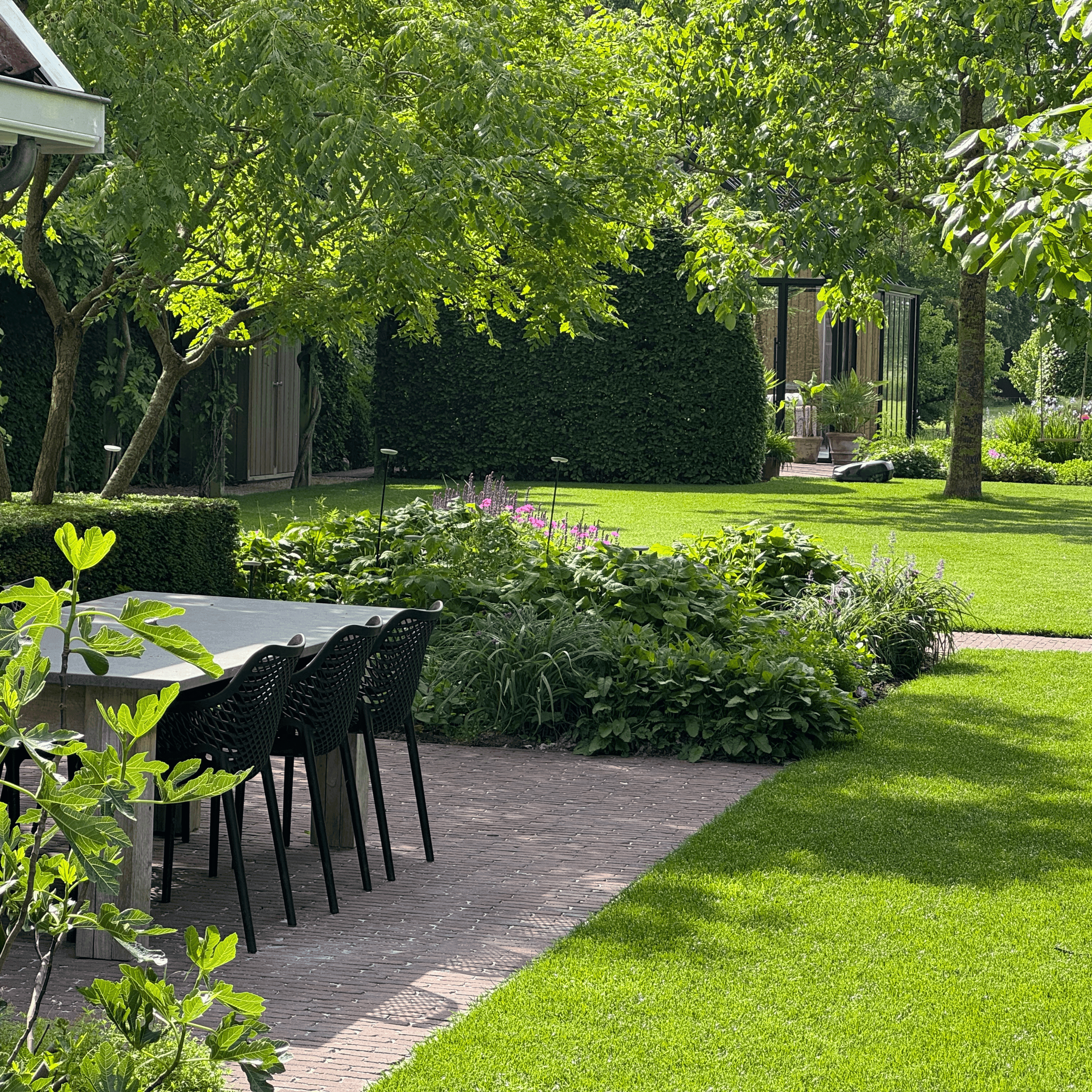 Modern house entrance at dusk, featuring sleek steps illuminated by warm lights. Surrounded by lush greenery and tall palm trees, creating a serene ambiance.
