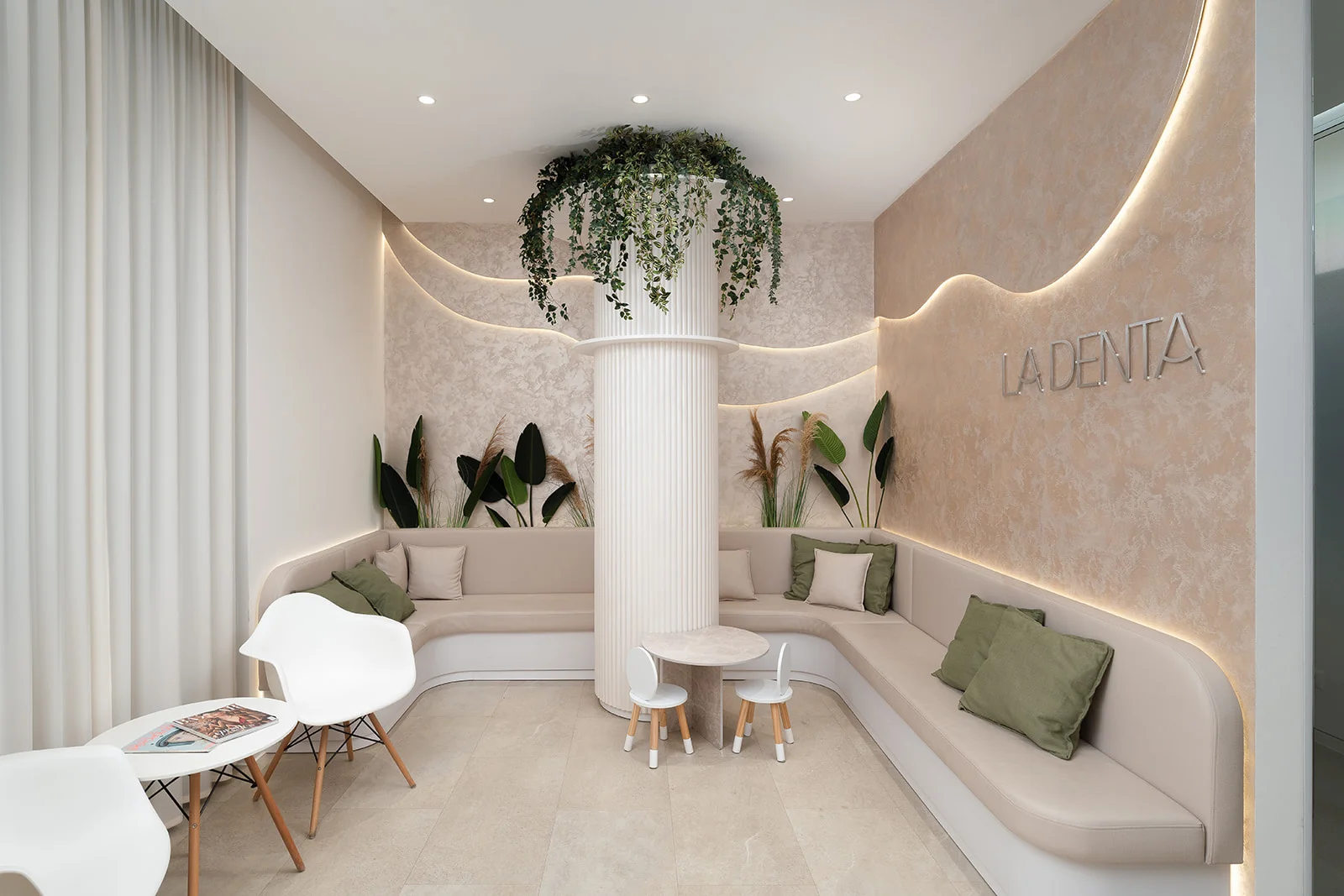 Čekárna zubní kliniky na míru s&nbsp;designovou stěnou a zaoblenou čalouněnou lavicí.